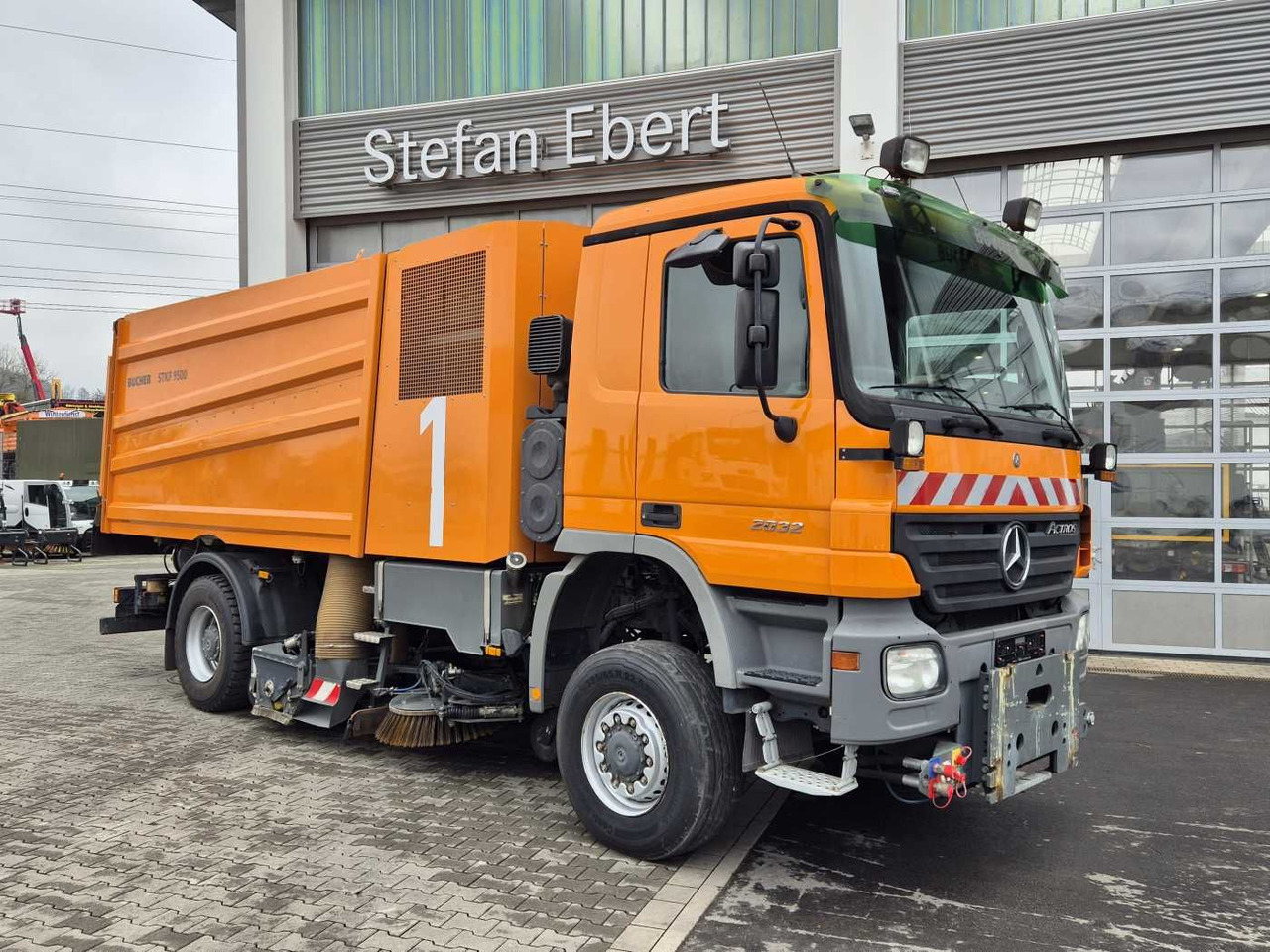 Mercedes-Benz Actros 2032 A 4x4 Bucher STKF 9500 Airport - Barredora vial: foto 3 Mercedes-Benz Actros 2032 A 4x4 Bucher STKF 9500 Airport - Barredora vial: foto 3
