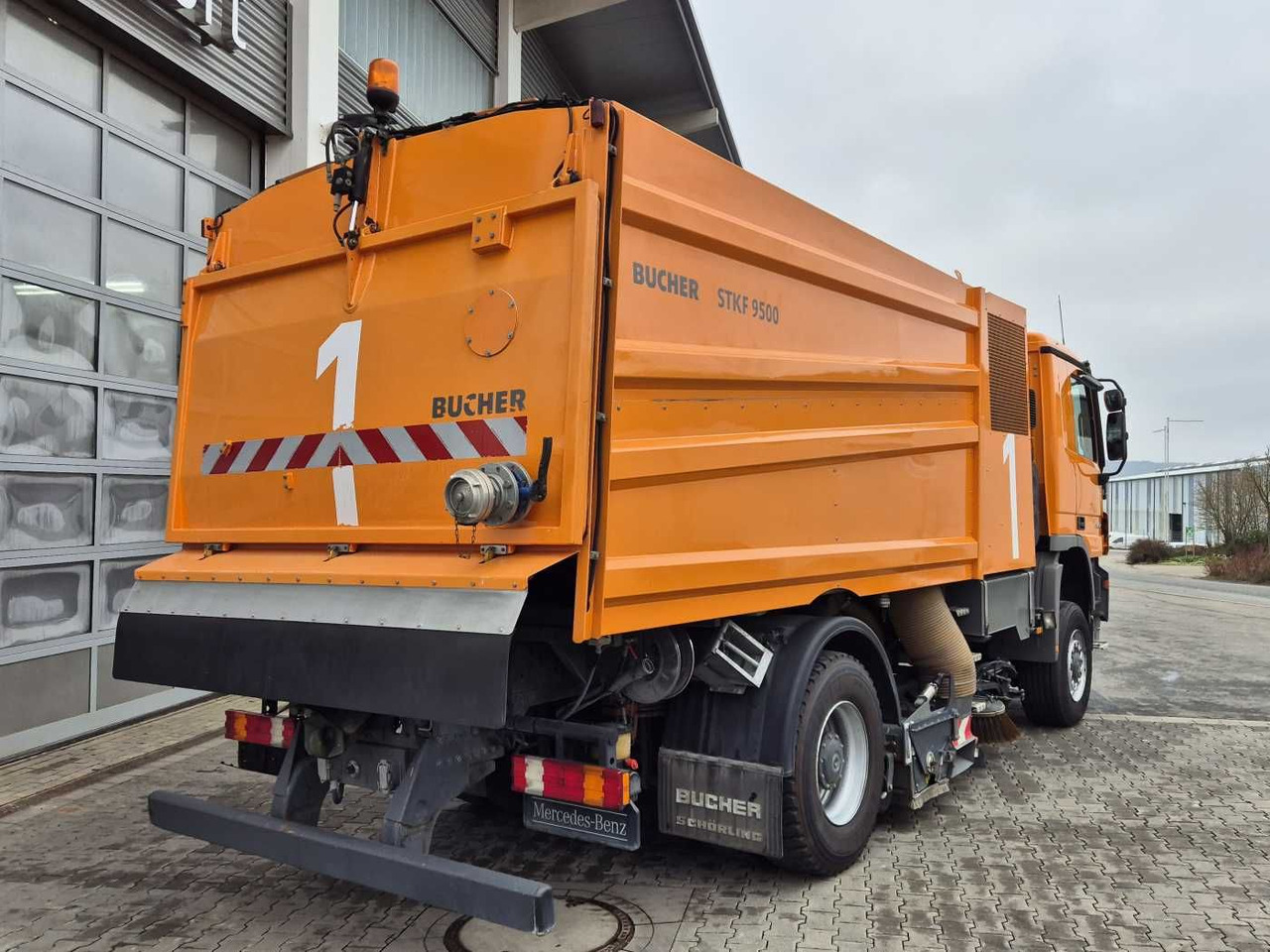 Barredora vial Mercedes-Benz Actros 2032 A 4x4 Bucher STKF 9500 Airport: foto 7