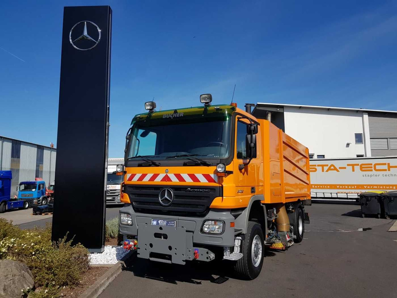 Mercedes-Benz Actros 2032 A 4x4 Bucher STKF 9500 Airport - Barredora vial: foto 1 Mercedes-Benz Actros 2032 A 4x4 Bucher STKF 9500 Airport - Barredora vial: foto 1