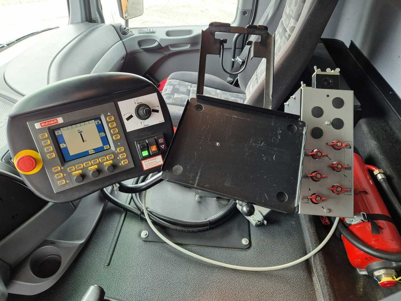 Barredora vial Mercedes-Benz Actros 2032 A 4x4 Bucher STKF 9500 Airport: foto 12