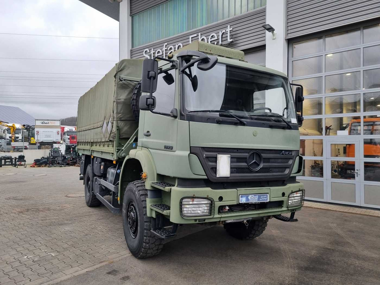 Mercedes-Benz Axor 1829 A 4x4 Pritsche/Plane 10 Stück - Camión lona: foto 3 Mercedes-Benz Axor 1829 A 4x4 Pritsche/Plane 10 Stück - Camión lona: foto 3