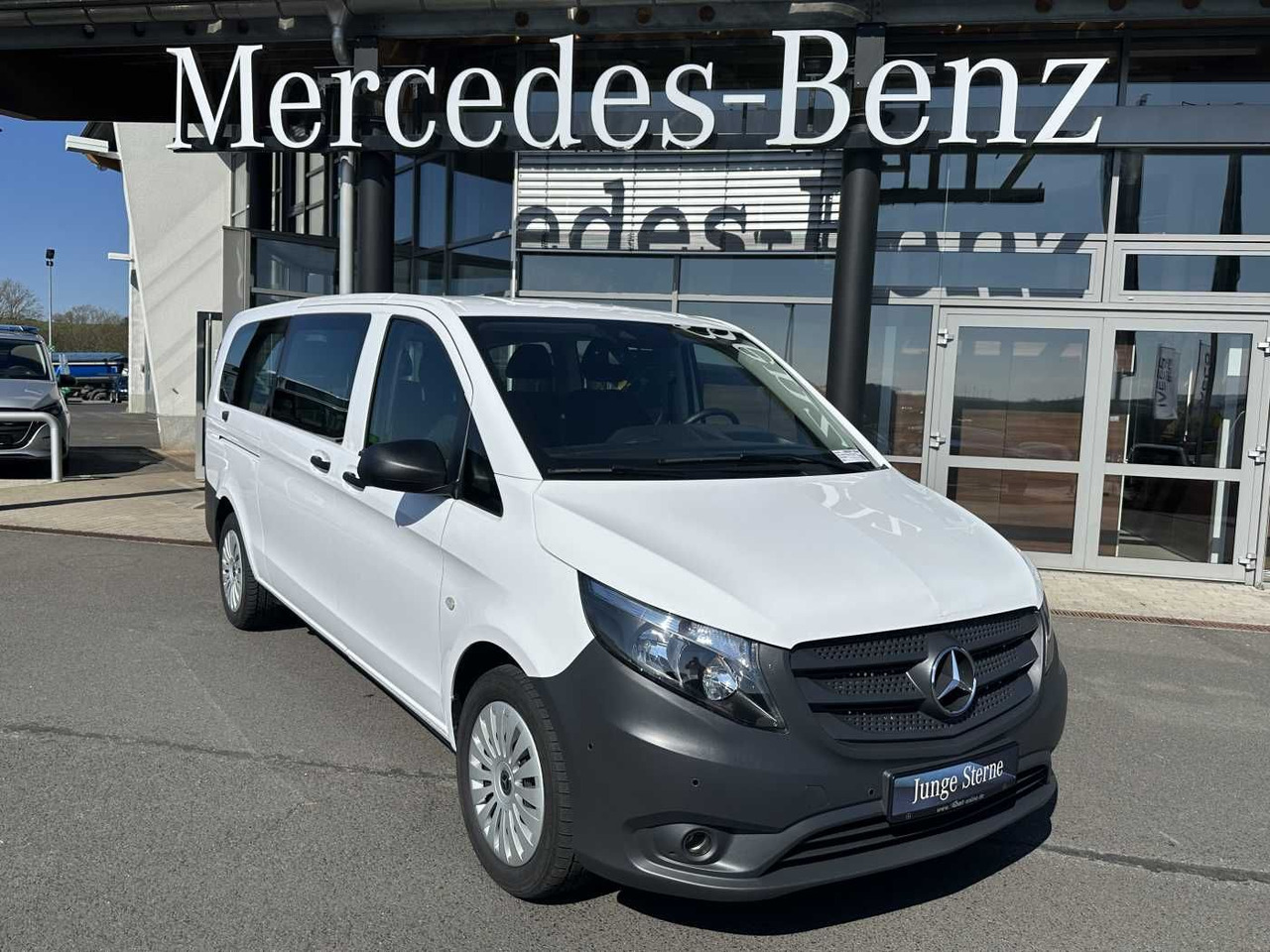 Mercedes-Benz Vito 114 CDI Tourer 8Sitze Klima Audio40 Kamera - Furgoneta de pasajeros: foto 1 Mercedes-Benz Vito 114 CDI Tourer 8Sitze Klima Audio40 Kamera - Furgoneta de pasajeros: foto 1