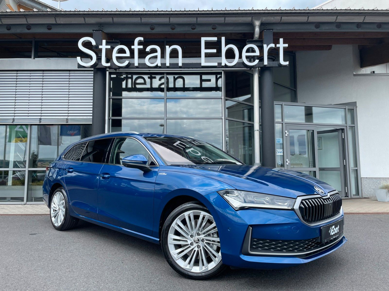 Skoda Superb Combi 2.0 TDI 4x4 L&K HUD+360°+AHK+Pano - Coche: foto 1 Skoda Superb Combi 2.0 TDI 4x4 L&K HUD+360°+AHK+Pano - Coche: foto 1