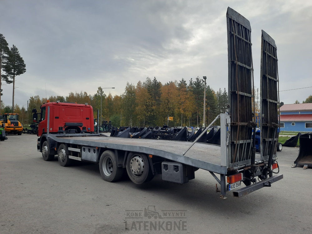 Camión portavehículos Scania P380 8x2 koneenkuljetusauto: foto 6