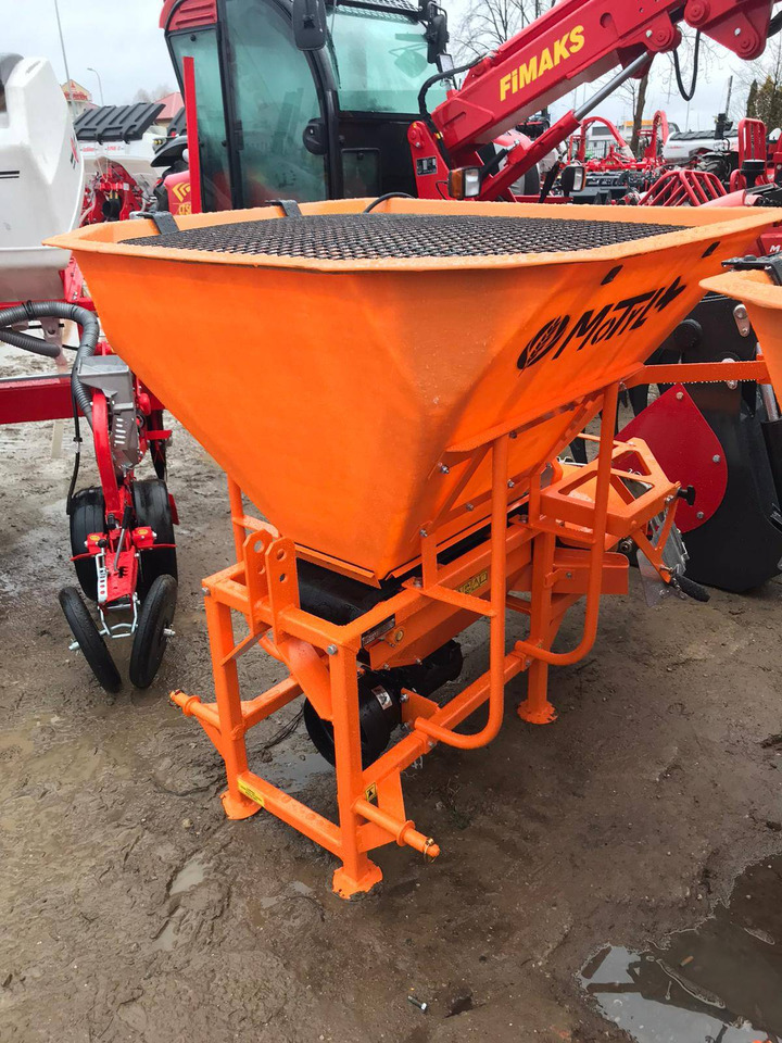 POM Augustów salt and sand spreader with communal attachment Motyl N 31M/1 - Esparcidor de sal: foto 1 POM Augustów salt and sand spreader with communal attachment Motyl N 31M/1 - Esparcidor de sal: foto 1