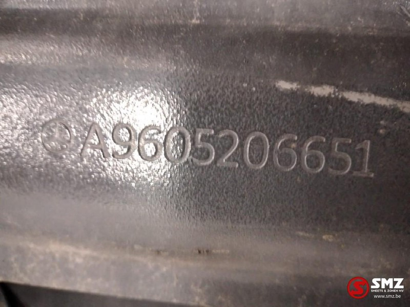 Mercedes-Benz Occ Spatbord met steun links Actros MP4 - Carrocería y exterior para Camión: foto 3 Mercedes-Benz Occ Spatbord met steun links Actros MP4 - Carrocería y exterior para Camión: foto 3