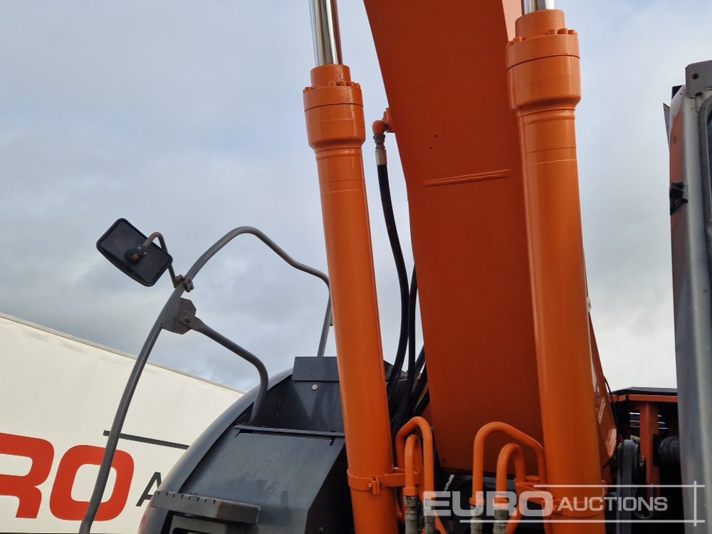 Excavadora de cadenas 2010 Hitachi ZX225USLC-3: foto 15 Excavadora de cadenas 2010 Hitachi ZX225USLC-3: foto 15