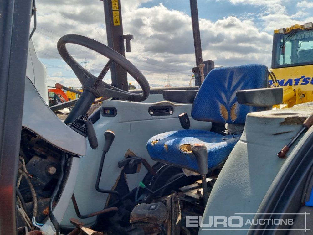 Tractor 2012 New Holland 2WD Tractor, Spool Valve (No Drive): foto 26