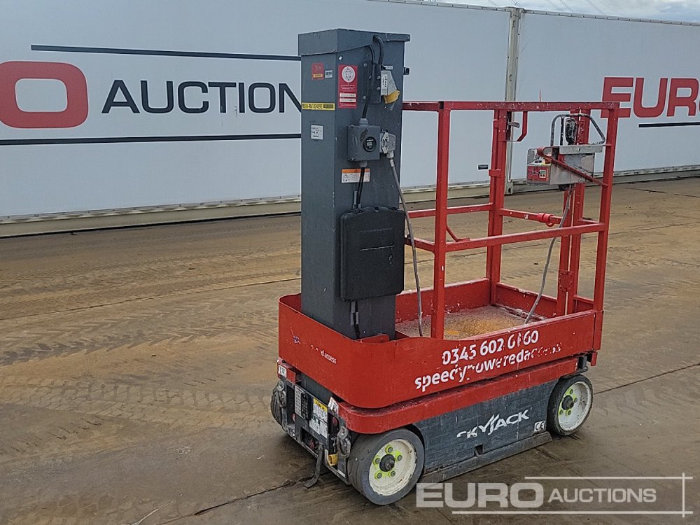 2017 SkyJack SJ12 - Plataforma de mástil vertical: foto 1 2017 SkyJack SJ12 - Plataforma de mástil vertical: foto 1