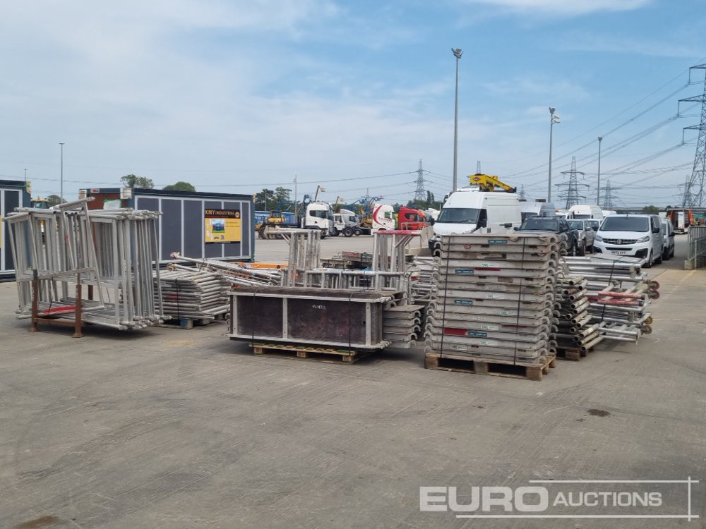 Bundle of Folding Aluminium Scaffolding (5 of), Bundle of Folding Fiberglass Scaffolding, Bundle of Aluminium Scaffolding (3 of), Aluminium Staging Boards (3 of) - Equipo de construcción: foto 1 Bundle of Folding Aluminium Scaffolding (5 of), Bundle of Folding Fiberglass Scaffolding, Bundle of Aluminium Scaffolding (3 of), Aluminium Staging Boards (3 of) - Equipo de construcción: foto 1