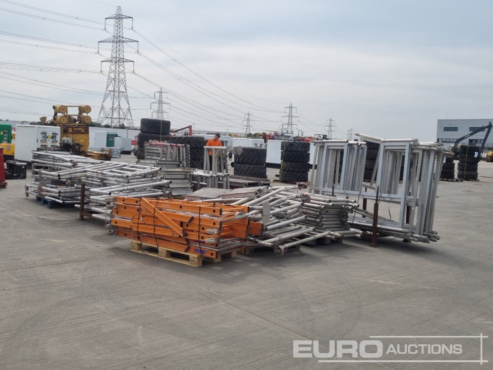 Bundle of Folding Aluminium Scaffolding (5 of), Bundle of Folding Fiberglass Scaffolding, Bundle of Aluminium Scaffolding (3 of), Aluminium Staging Boards (3 of) - Equipo de construcción: foto 5 Bundle of Folding Aluminium Scaffolding (5 of), Bundle of Folding Fiberglass Scaffolding, Bundle of Aluminium Scaffolding (3 of), Aluminium Staging Boards (3 of) - Equipo de construcción: foto 5