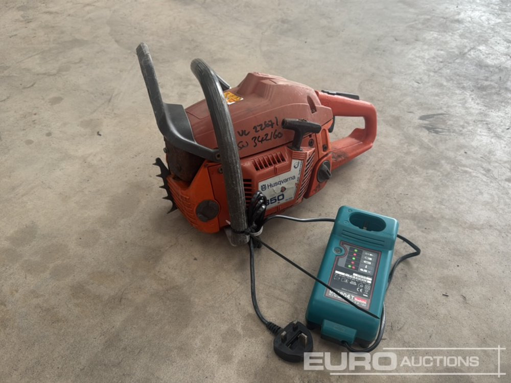 Husqvarna 350 Chainsaw, Makita DC1804T 18 Volt Battery Charger (Spares) - Equipo de construcción: foto 1 Husqvarna 350 Chainsaw, Makita DC1804T 18 Volt Battery Charger (Spares) - Equipo de construcción: foto 1