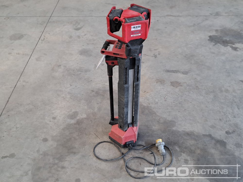 Milwaukee Dual Power LED Stand Tower Light (No Battery) - Equipo de construcción: foto 4 Milwaukee Dual Power LED Stand Tower Light (No Battery) - Equipo de construcción: foto 4