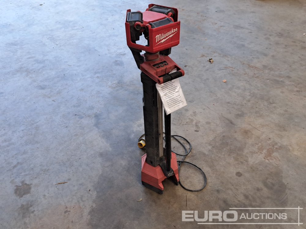 Milwaukee Dual Power LED Stand Tower Light (No Battery) - Equipo de construcción: foto 1 Milwaukee Dual Power LED Stand Tower Light (No Battery) - Equipo de construcción: foto 1