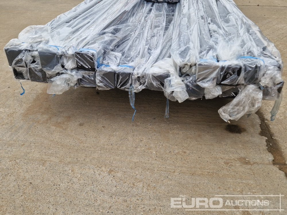 Equipo de construcción Unused Galvanised & Powder Coated Heavy Duty (5mm) Wire Mesh Fencing, 25 x H2.4m x W2.2m Panels, 26 x 60mm x 60mm x3m Posts, with Fittings (Black): foto 17 Equipo de construcción Unused Galvanised & Powder Coated Heavy Duty (5mm) Wire Mesh Fencing, 25 x H2.4m x W2.2m Panels, 26 x 60mm x 60mm x3m Posts, with Fittings (Black): foto 17