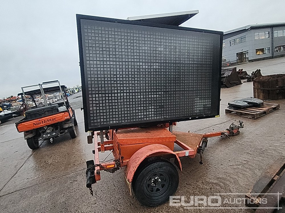 Ver-mac PCMS 320 Single Axle Mobile Electronic Variable Message Sign - Equipo de construcción: foto 1 Ver-mac PCMS 320 Single Axle Mobile Electronic Variable Message Sign - Equipo de construcción: foto 1