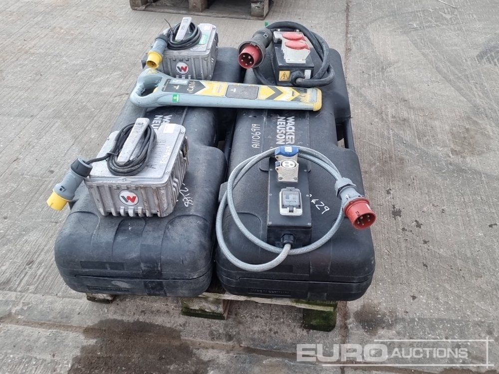 Wacker Neuson Balloon Light & Ballast Battery (2 of), 415 Volt Distribution Cable (2 of), C.A.T 4+ Radio Detector - Equipo de construcción: foto 2 Wacker Neuson Balloon Light & Ballast Battery (2 of), 415 Volt Distribution Cable (2 of), C.A.T 4+ Radio Detector - Equipo de construcción: foto 2