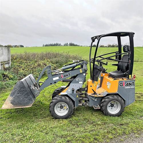 Giant D254SW - Minicargadora: foto 2 Giant D254SW - Minicargadora: foto 2