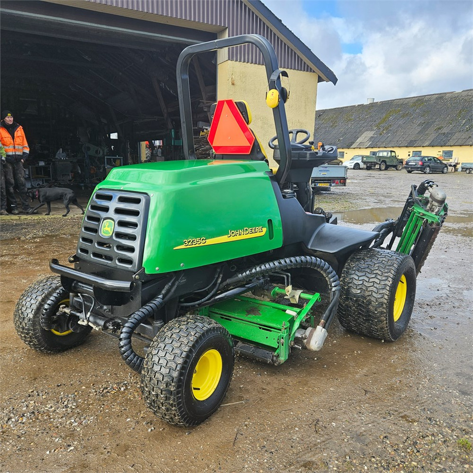 John Deere 3235 C 4WD - Cortacésped: foto 5 John Deere 3235 C 4WD - Cortacésped: foto 5