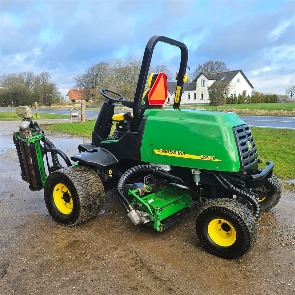 John Deere 3235 C 4WD - Cortacésped: foto 3 John Deere 3235 C 4WD - Cortacésped: foto 3