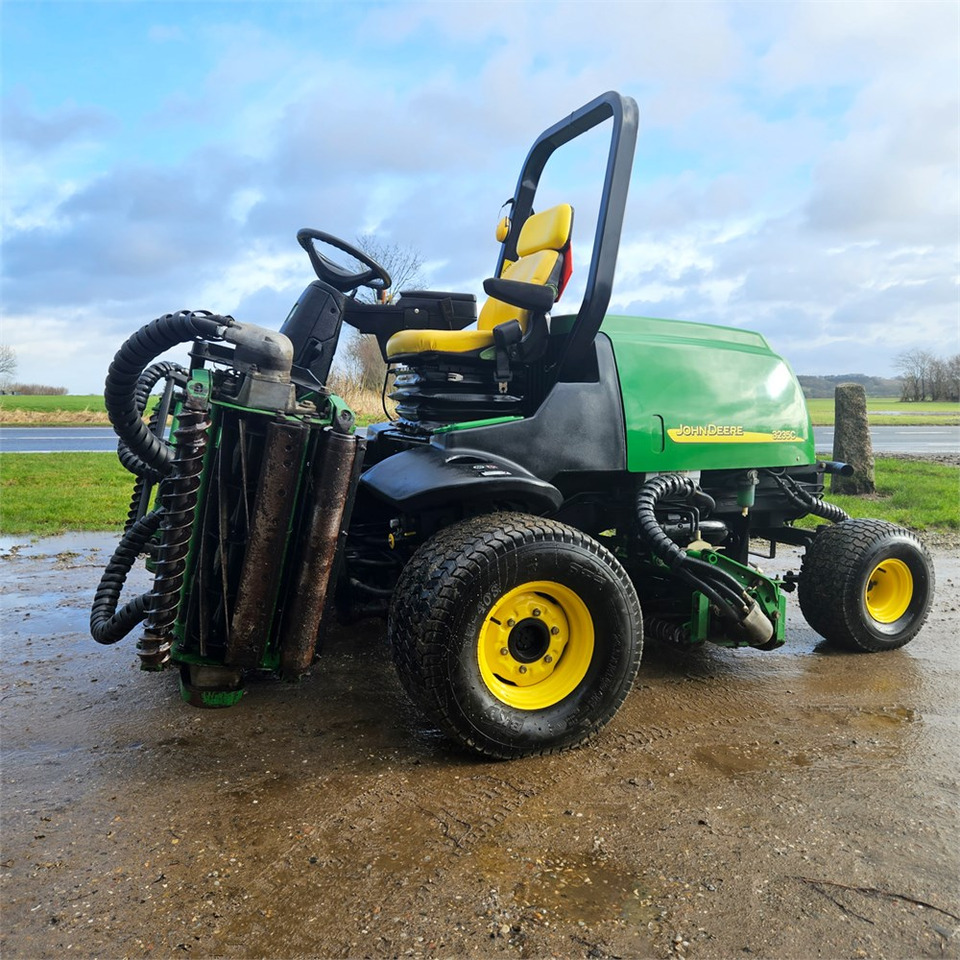 John Deere 3235 C 4WD - Cortacésped: foto 1 John Deere 3235 C 4WD - Cortacésped: foto 1