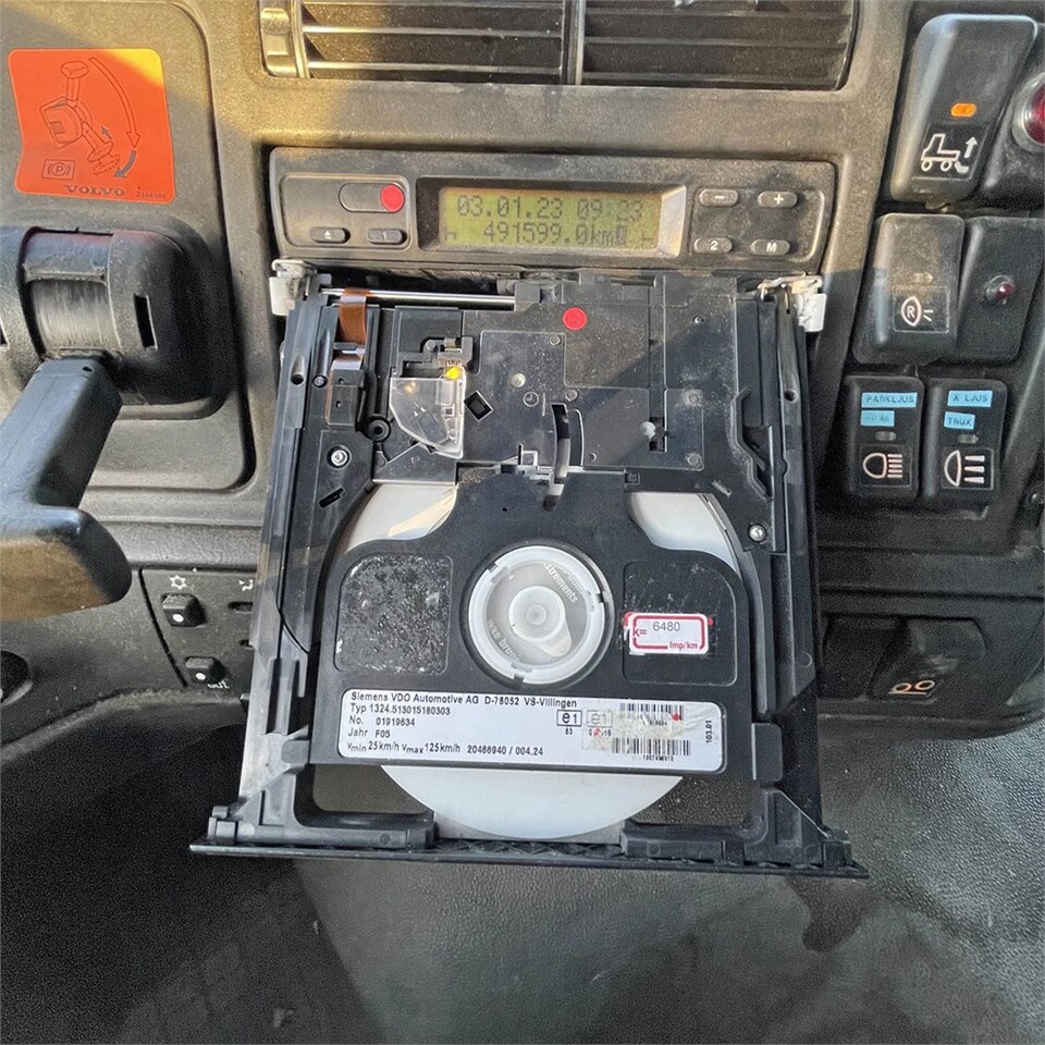 Camión caja cerrada Volvo FM12: foto 40