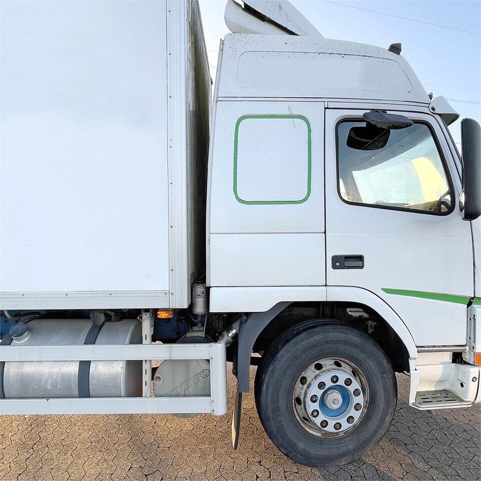 Camión caja cerrada Volvo FM12: foto 19