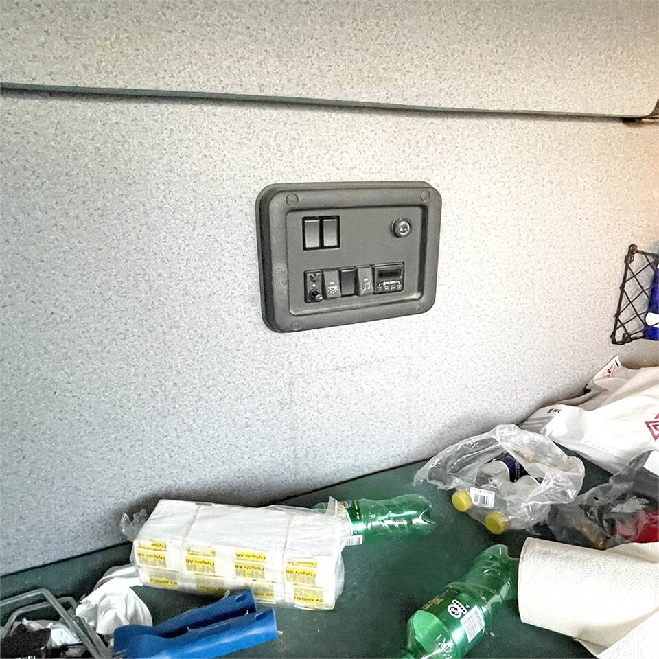 Camión caja cerrada Volvo FM12: foto 43