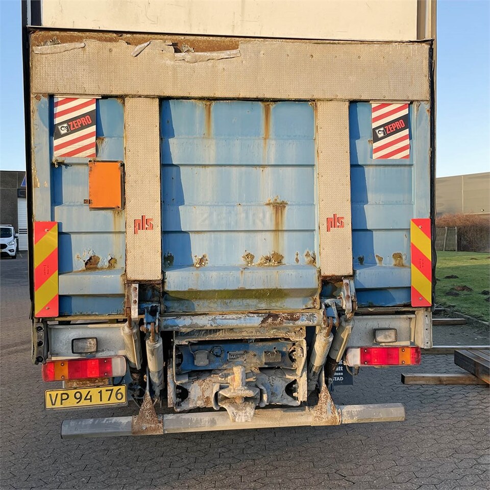 Camión caja cerrada Volvo FM12: foto 15