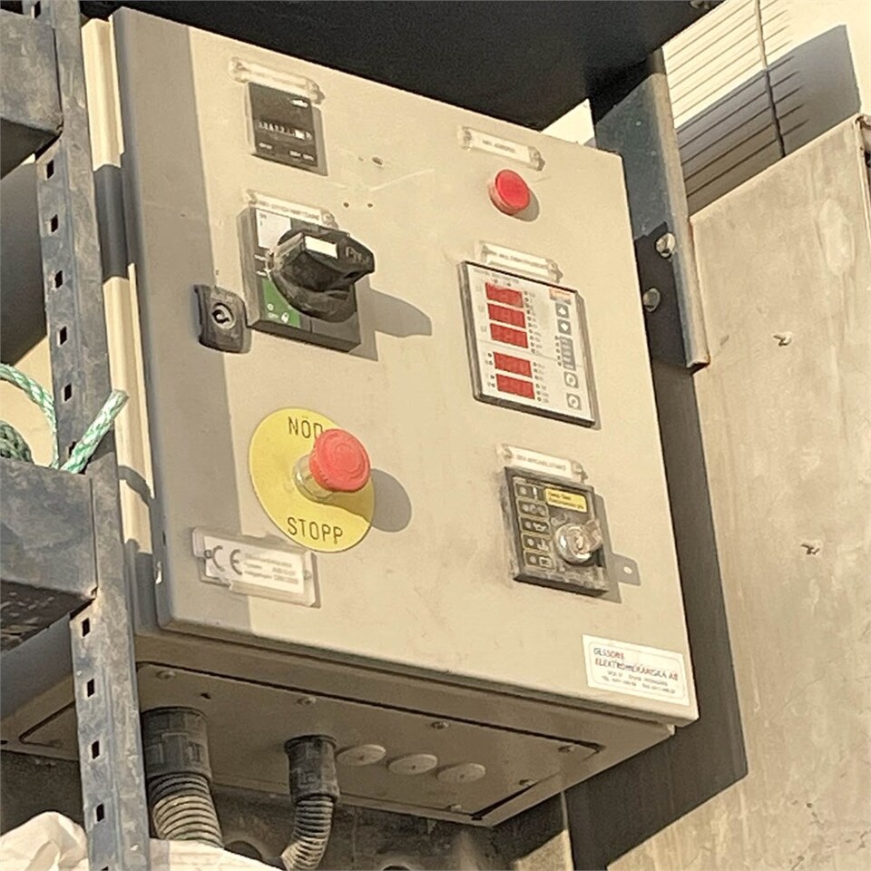 Camión caja cerrada Volvo FM12: foto 23