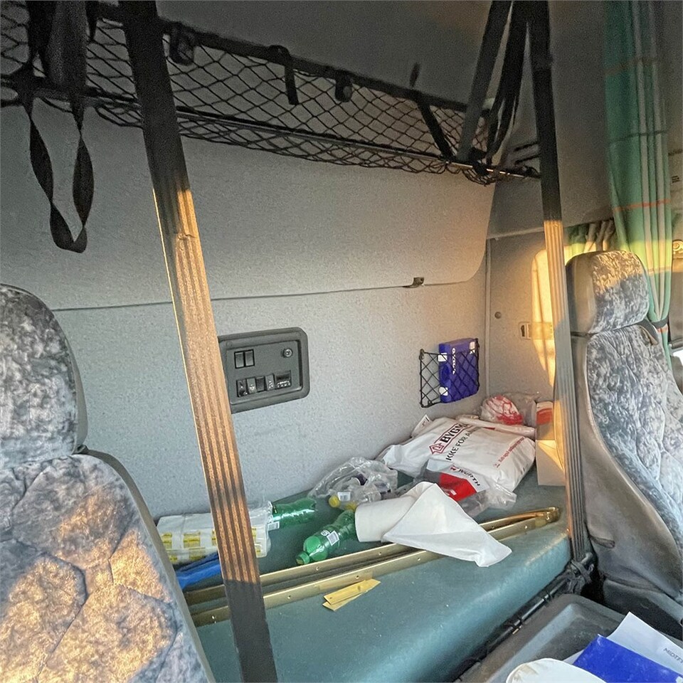 Camión caja cerrada Volvo FM12: foto 42