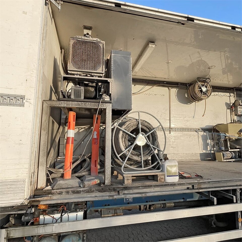 Camión caja cerrada Volvo FM12: foto 28