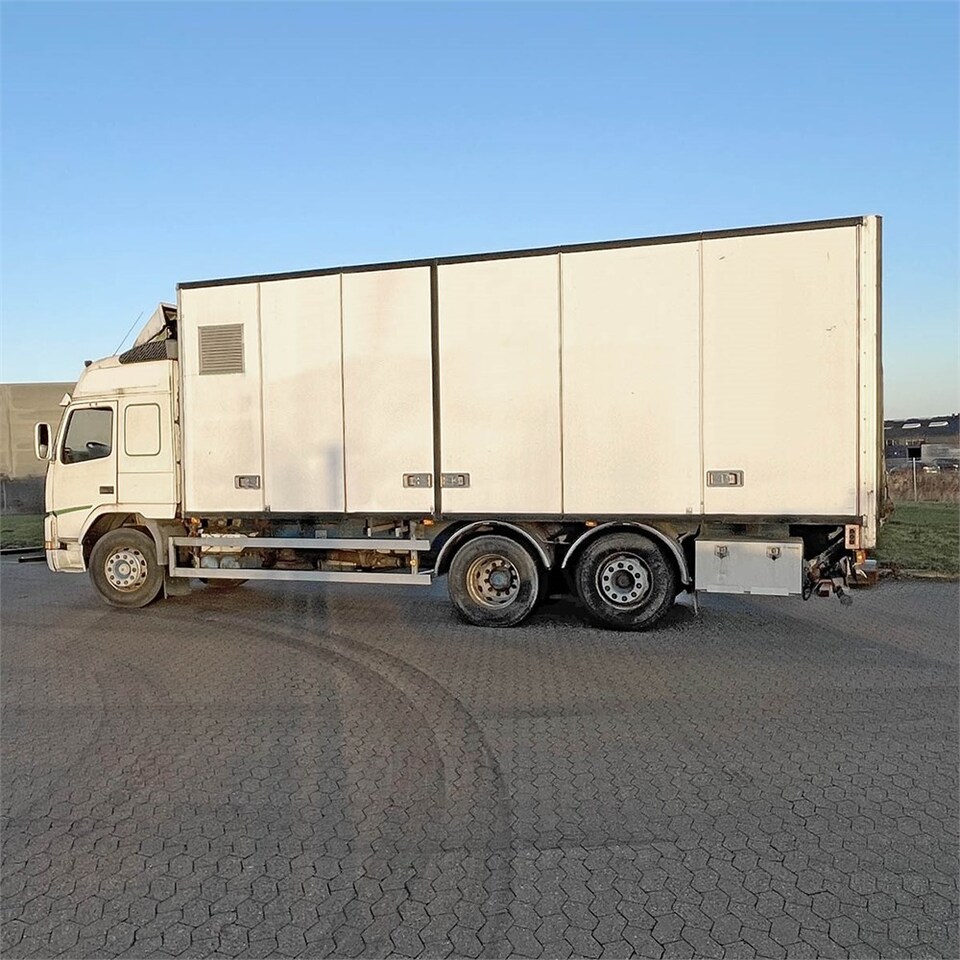 Camión caja cerrada Volvo FM12: foto 10