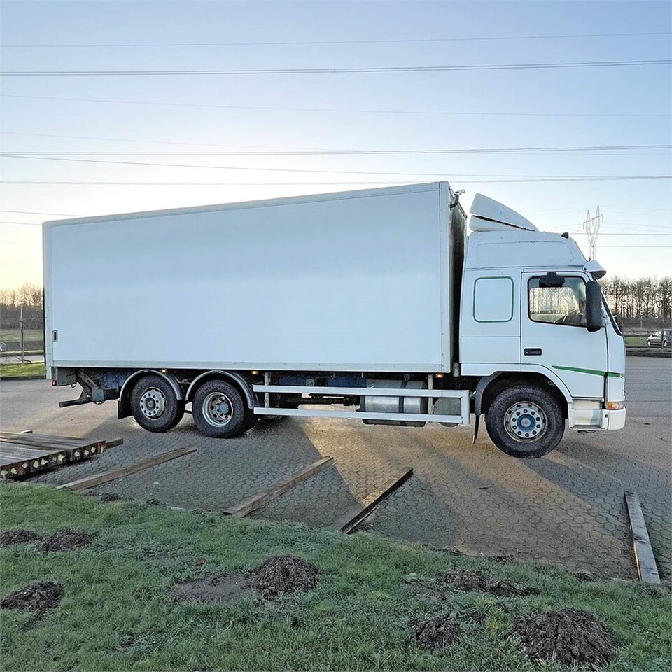 Camión caja cerrada Volvo FM12: foto 18
