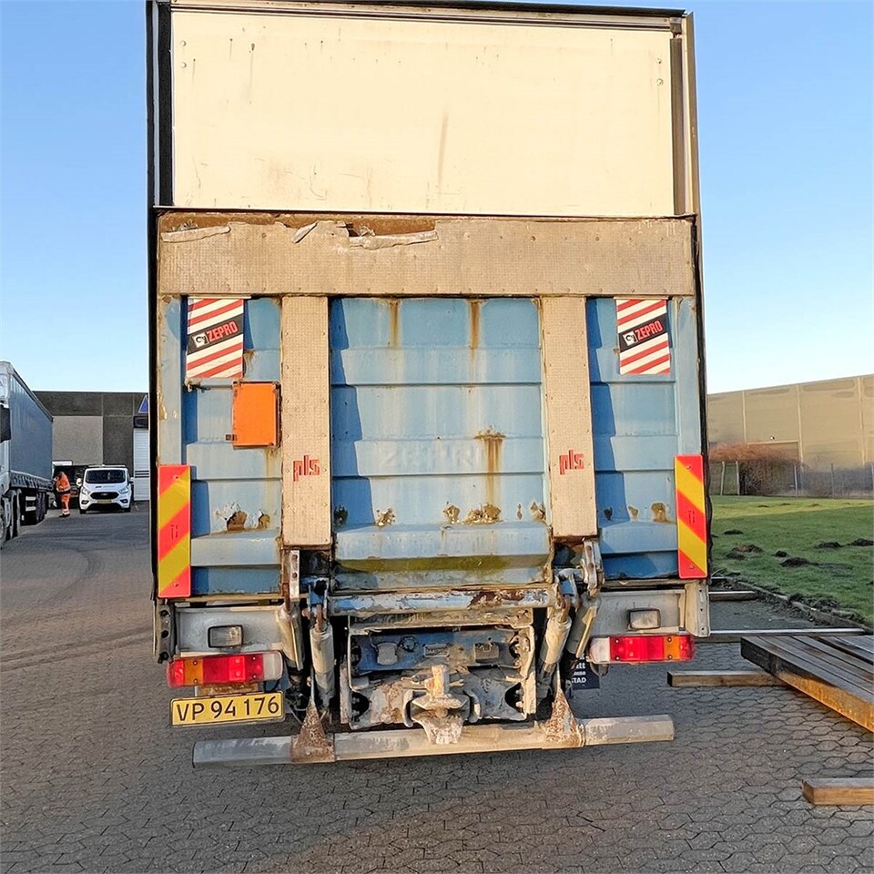 Camión caja cerrada Volvo FM12: foto 14