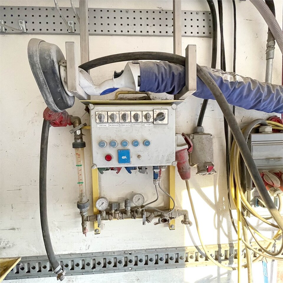 Camión caja cerrada Volvo FM12: foto 29