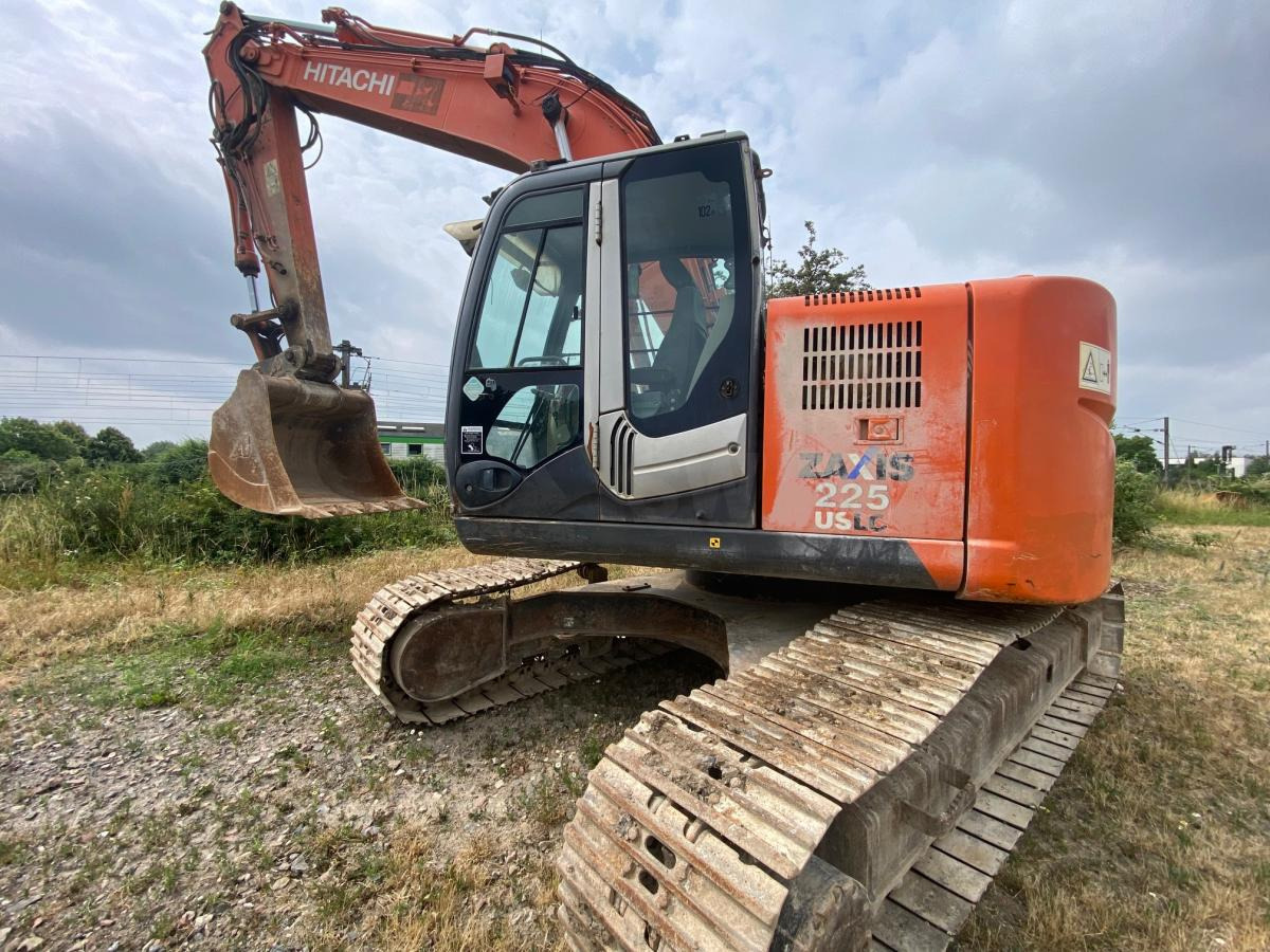 Hitachi ZX225USLC-3 - Excavadora de cadenas: foto 1 Hitachi ZX225USLC-3 - Excavadora de cadenas: foto 1