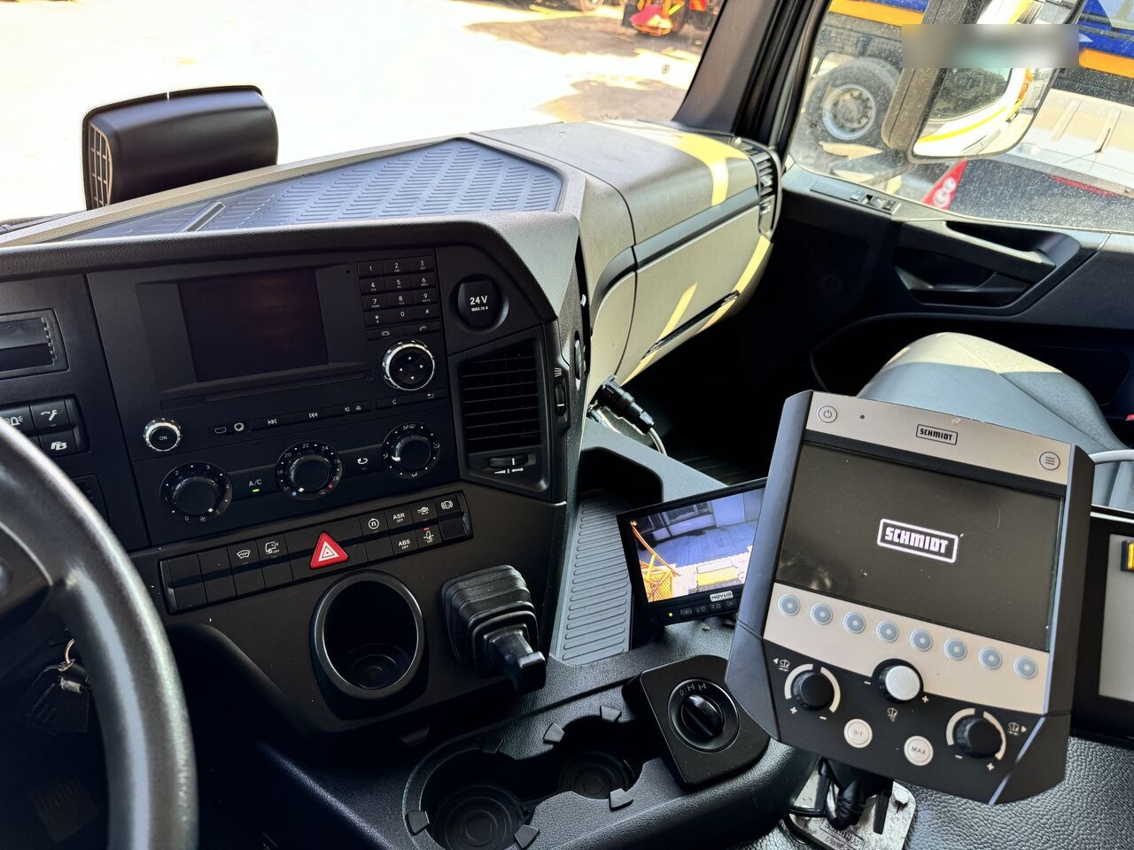 Vehículo municipal, Camión Mercedes-Benz 1824: foto 12