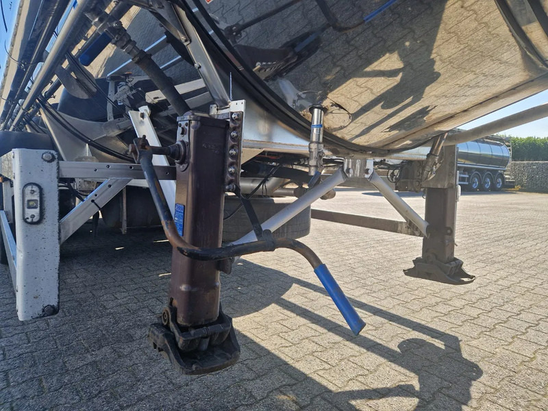 Feldbinder 38000 liter 3 kamer tankoplegger met CIP Leiding en tank verwarming - Semirremolque cisterna: foto 5 Feldbinder 38000 liter 3 kamer tankoplegger met CIP Leiding en tank verwarming - Semirremolque cisterna: foto 5