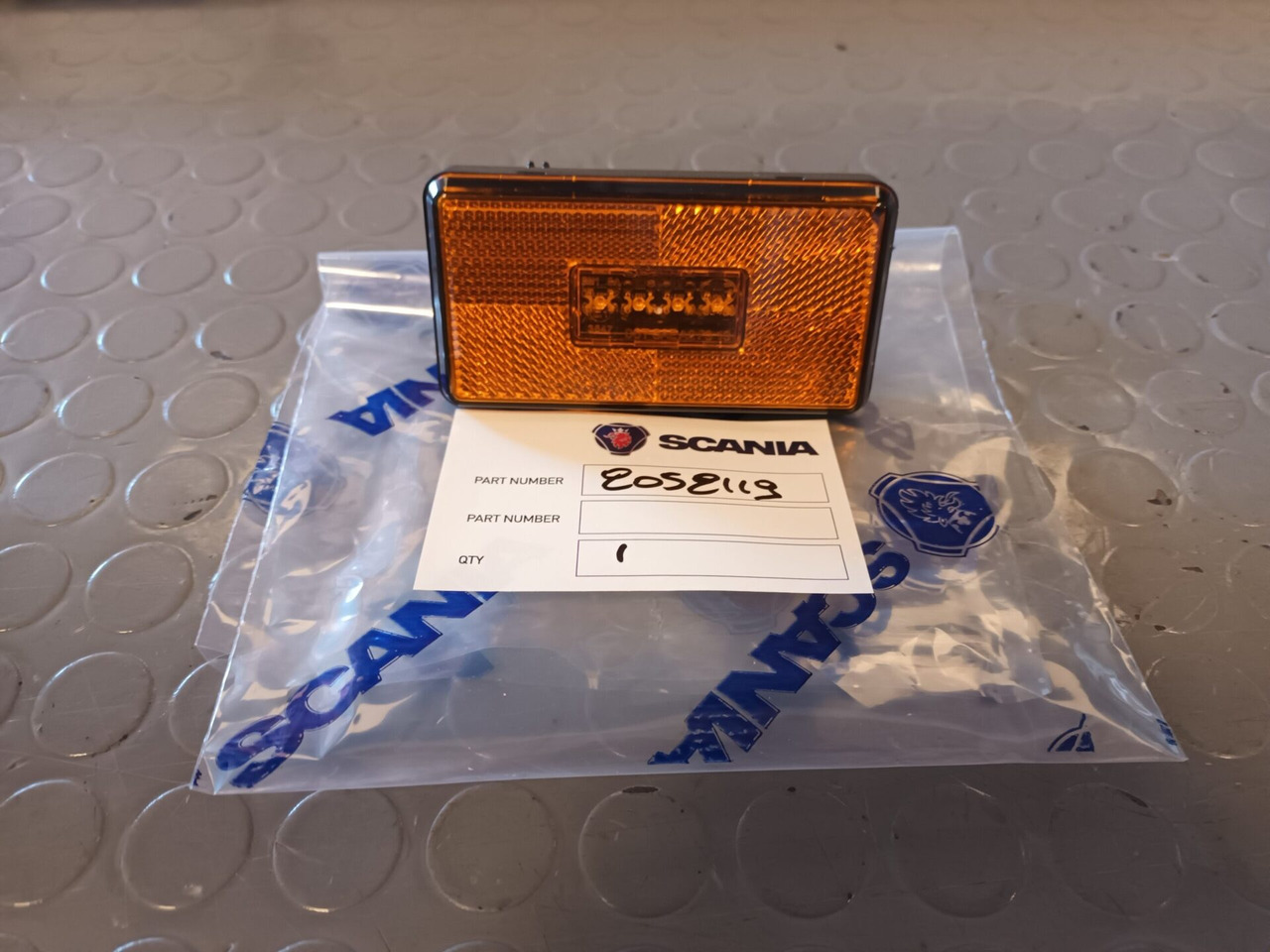 SCANIA MUDGUARD REAR LIGHT 2052119 - Luz trasera para Camión: foto 1 SCANIA MUDGUARD REAR LIGHT 2052119 - Luz trasera para Camión: foto 1