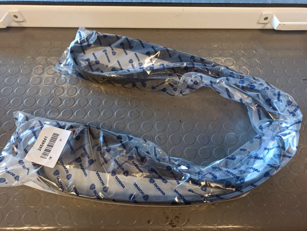 SCANIA POLY-V-BELT 2454841 - Correa para Camión: foto 1 SCANIA POLY-V-BELT 2454841 - Correa para Camión: foto 1