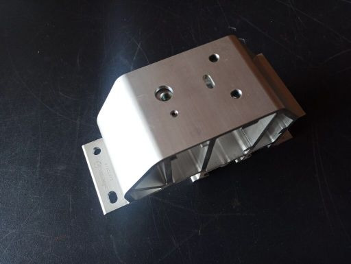 VOLVO BUMPER SUPPORT - 82464973 - Parachoques para Camión: foto 1 VOLVO BUMPER SUPPORT - 82464973 - Parachoques para Camión: foto 1