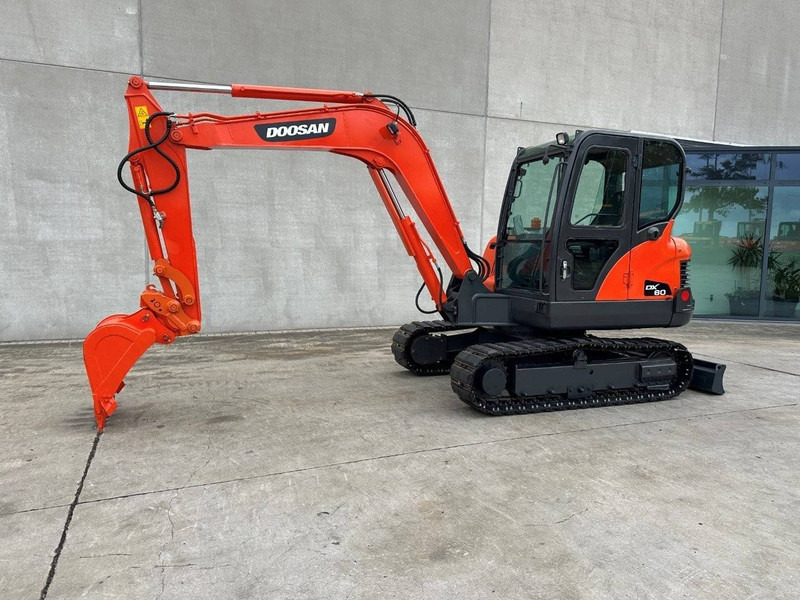 Doosan DX60 - Excavadora de cadenas: foto 1 Doosan DX60 - Excavadora de cadenas: foto 1