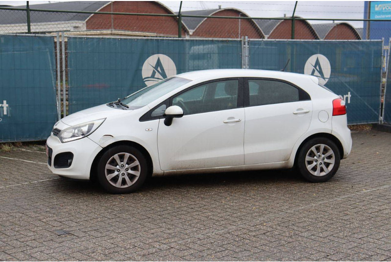 Kia New Rio - Sedan: foto 1 Kia New Rio - Sedan: foto 1