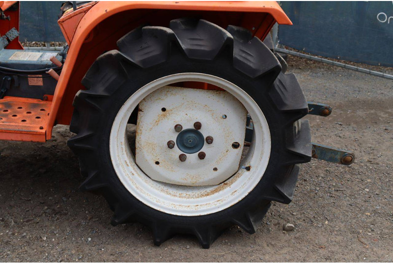 Tractor Kubota B1702-M: foto 16