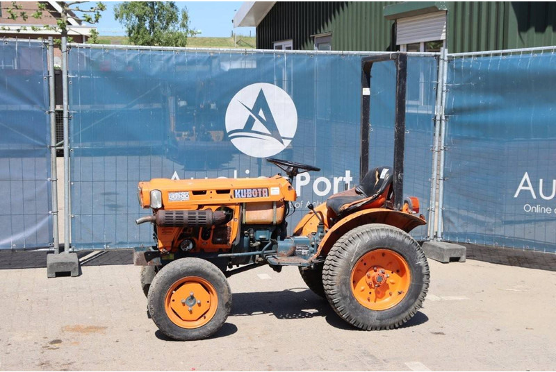 Kubota B6100 D - Tractor: foto 1 Kubota B6100 D - Tractor: foto 1
