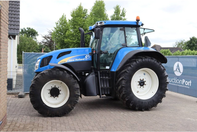 New Holland TVT145 - Tractor: foto 1 New Holland TVT145 - Tractor: foto 1