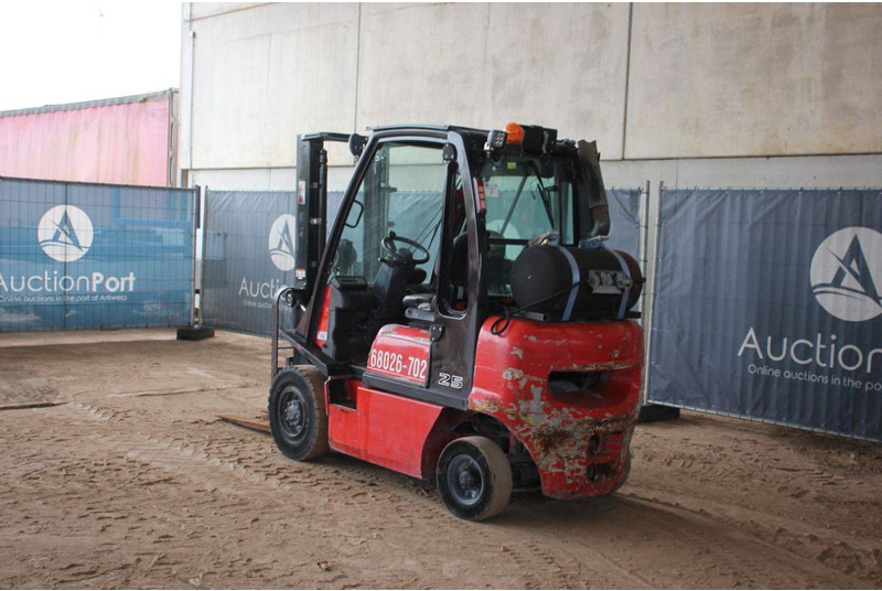 Nissan 25 - Carretilla elevadora de gas: foto 3 Nissan 25 - Carretilla elevadora de gas: foto 3