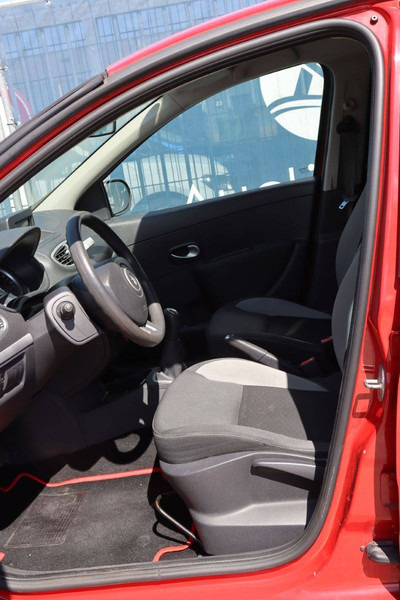 Sedan Renault Clio: foto 20