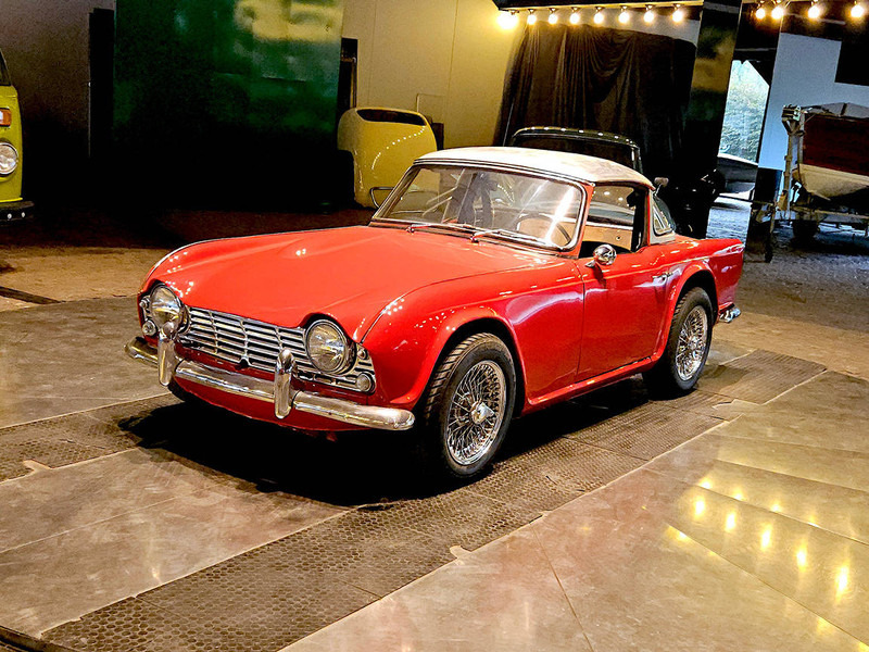 Triumph TR4 'Surrey Top' - Sedan: foto 1 Triumph TR4 'Surrey Top' - Sedan: foto 1